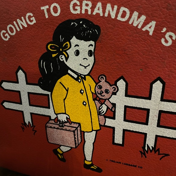 ***SOLD*** Darling Vintage ‘Going to Grandma’s’ Suitcase - Picture 3 of 6